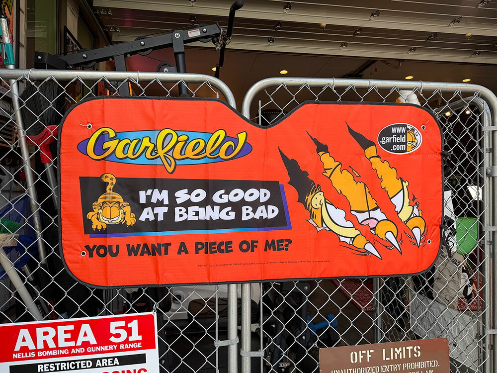 ガーフィールド　カーサンシェード　（オレンジ）　アメリカン雑貨　アメリカ雑貨　おしゃれ　かわいい　ガレージ雑貨　ガレージング雑貨　カーグッズ　カー用品　日よけ　日除け　夏の暑さ対策　軽自動車　普通車　折りたたみ　車種汎用