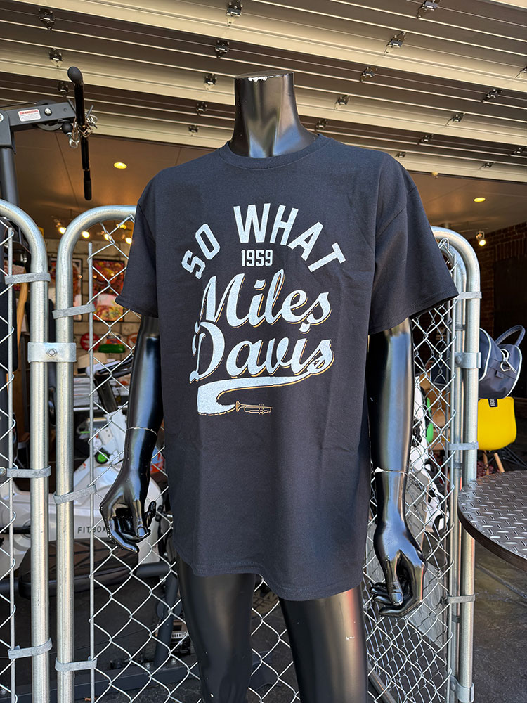 乐天商城 - マイルス・デービス　オフィシャル　Tシャツ　（So What 1959）　公式グッズ　アメリカン雑貨　アメリカ雑貨　グッズ　アメカジ　カジュアル　おしゃれ　かっこいい　半袖