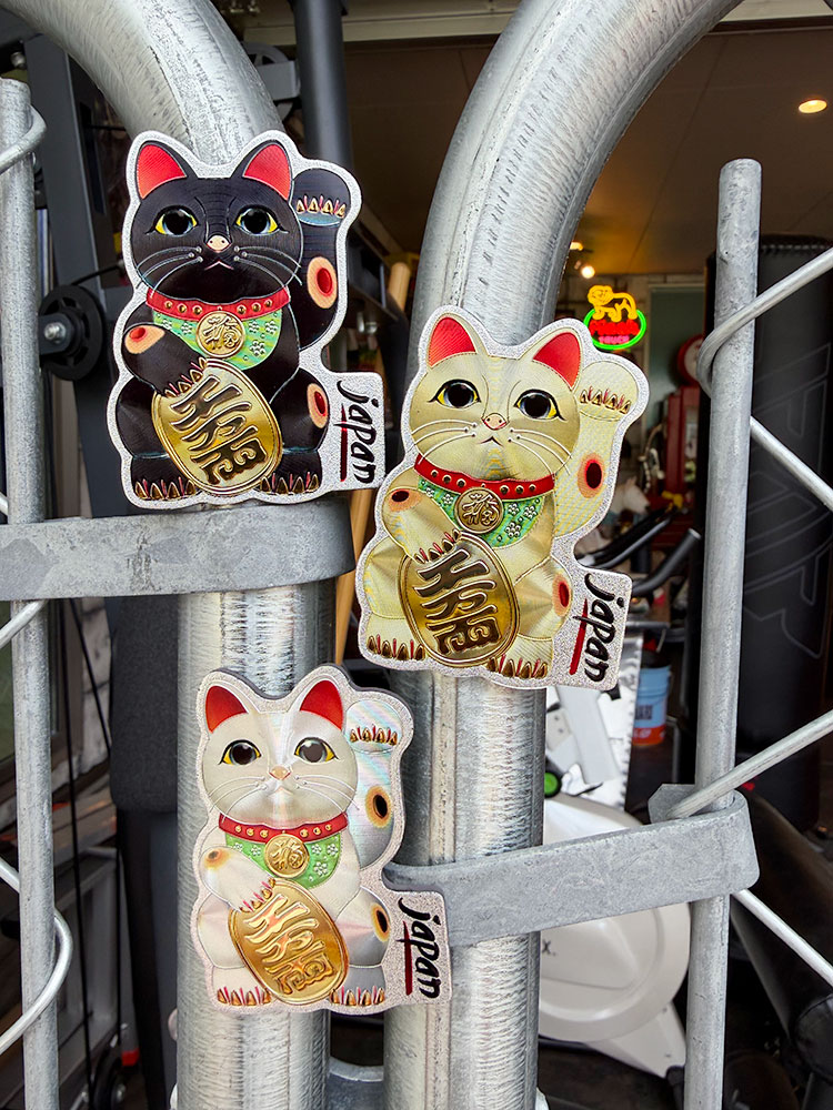 乐天商城 - 招き猫　マグネット　（3色セット）　縁起物　招福万来　千客万来　アメリカン雑貨　アメリカ雑貨　ジョークグッズ　ジョーク雑貨　おもしろ　プレゼント　ギフト　おしゃれ　ショップインテリア