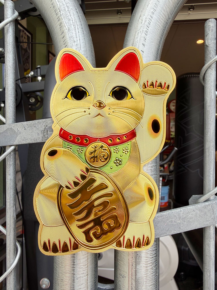 クルマにも貼れる！　招き猫　リフレクター　ステッカー　（ゴールド）　商売繁盛　千客万来　金運アップ　アメリカン雑貨　アメリカ雑貨　ジョークグッズ　ジョーク雑貨　おもしろ　プレゼント　ギフト　おしゃれ　ショップインテリア