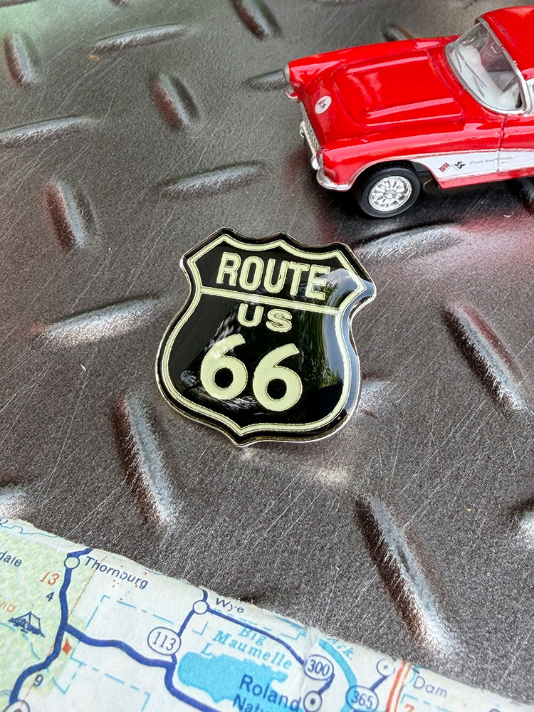 アメリカのハイウェイを走った者だけが知っている、小さな勲章。 「ROUTE 66」 たったこれだけで心がザワつく人は、 もう立派なアメリカ雑貨中毒です（笑） 世界一有名な道路と言われるルート66。 その道沿いのギフトショップやガソリンスタンドで、旅の記念に買う現地スーベニアをイメージしたピンバッジがこちら！ サイズは小さいのに、 あのおなじみのUS66シールドマークは存在感バツグン。 ジャケットやキャップ、バッグに付ければ、 それだけで「アメリカ好き」が伝わる最高のアクセントになります。 しかもピンバッジって、 気付くとどんどん増えていくんですよ。 お気に入りを並べるたびに、 その人だけの旅のアルバムみたいになっていく。 そんな楽しさも、 この小さなアイテムの魅力です。 ルート66を実際に走った人には、 あの日の景色を思い出す記念品として。 まだ走ったことがない人には、 「いつか絶対に行くぞ！」という夢のお守りとして。 たった数センチ。 でも、その中にはアメリカというロマンがぎっしり詰まっています。 雑貨好きならバッグやキャップにひとつ。 これだけで、 気分はもうルート66をクルージング中です(o￣∇￣)o サイズ：横2.5cm×縦2.5cm（約） 材質：メタル類似商品はこちらルート66　メタルキーホルダー　　アメリカン雑1,210円ルート66　ライセンスプレート　　アメリカン雑1,100円ルート66　ロードサイン　ラバーコースター　ア748円ルート66　ドームサイン　ブリキ看板　　アメリ3,080円ルート66　ドームサイン　ブリキ看板　　アメリ3,080円ルート66　ミニステッカー　　アメリカン雑貨　418円ルート66　ロードサイン型　フロアマット　アメ3,080円ルート66　ライセンスプレート　アッシュトレイ1,430円ルート66　ライセンスプレート　　アメリカン雑1,210円新着商品はこちら2026/8/11★稀少な絶盤アイテム★　センチメント・リトルツ330円2026/8/11NOS　ミニステッカー　　アメリカン雑貨　アメ330円2026/8/11NGK　ミニステッカー　　アメリカン雑貨　アメ330円再入荷はこちら2026/8/10ニルヴァーナ　スマイル　オフィシャル　エコバッ2,145円2026/8/10ポストジェネラル　保冷剤付き　機能性クーラーボ8,580円2026/8/10スターウォーズ　ボバ・フェット　スカジャン　L22,000円2026/08/11 更新
