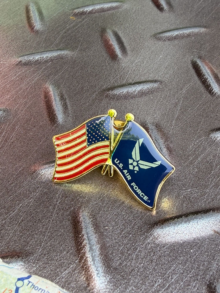この小さな翼に、アメリカの誇りが詰まってる。 星条旗とU.S. AIR FORCEのエンブレム。 この組み合わせを見て「おっ！」となる人は、 かなりのミリタリー好きです。 手のひらサイズの小さなピンバッジなのに、 ゴールドの縁取りと鮮やかなカラーリングで存在感は抜群！ ジャケットの襟元やキャップ、ミリタリーバッグ、デニムベストに付けるだけで、 一気にアメリカンミリタリーな雰囲気が漂います。 派手すぎない。 でも、ちゃんと目を引く。 こういうさりげない自己主張こそ、大人のアメ雑スタイルなんです。 もちろんコレクションとして飾るのも最高。 ピンバッジを少しずつ集めて、 お気に入りのボードやバッグを自分だけの「勲章」で埋めていく時間は、 雑貨好きにはたまらない楽しみ。 たった数センチのアイテムなのに、 アメリカの空を駆けるロマンまで感じさせてくれる。 ミリタリー好きなら、 ひとつは持っておきたい。 そんな"小さな誇り"を胸元に飾ってみませんか？（￣ー￣）ニヤリ☆ サイズ：横3cm×縦2cm（約） 材質：メタル類似商品はこちらミリタリーピンバッジ　　アメリカン雑貨　アメリ770円ミリタリーピンバッジ　　アメリカン雑貨　アメリ770円ミリタリーピンバッジ　　アメリカン雑貨　アメリ825円U.S.エアフォース　マスターパイロット　ミリ1,375円ミリタリーピンバッジ　　アメリカン雑貨　アメリ770円ミリタリーピンバッジ　　アメリカン雑貨　アメリ715円U.S.マリーン　エンブレム　ピンバッジ　　ピ825円アメリカンポリス　ピンバッジ　　　アメリカン雑770円戦闘機　ミリタリーピンバッジ　　アメリカン雑貨770円新着商品はこちら2026/8/11★稀少な絶盤アイテム★　センチメント・リトルツ330円2026/8/11NOS　ミニステッカー　　アメリカン雑貨　アメ330円2026/8/11NGK　ミニステッカー　　アメリカン雑貨　アメ330円再入荷はこちら2026/8/10ニルヴァーナ　スマイル　オフィシャル　エコバッ2,145円2026/8/10ポストジェネラル　保冷剤付き　機能性クーラーボ8,580円2026/8/10スターウォーズ　ボバ・フェット　スカジャン　L22,000円2026/08/11 更新