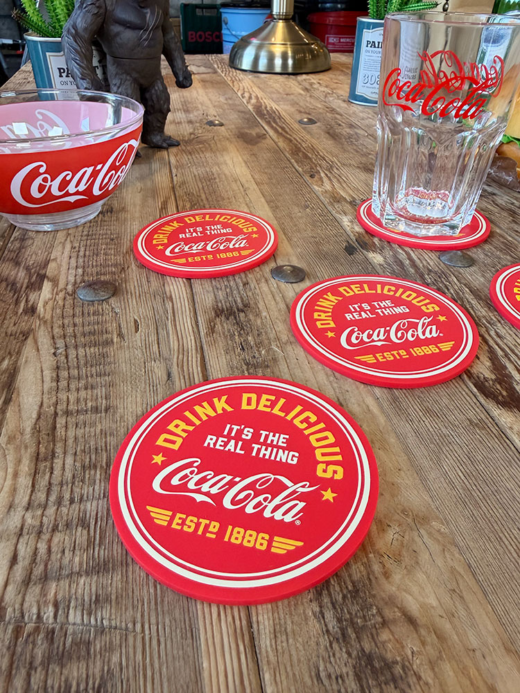 コカ・コーラ　アメリカーナ　シリコンコースター　単品　アメリカン雑貨　アメリカ雑貨　コカコーラグッズ　アメリカンダイナー　ダイニンググッズ　キッチングッズ　キッチン雑貨　キッチン用品　おしゃれ　ショップインテリア