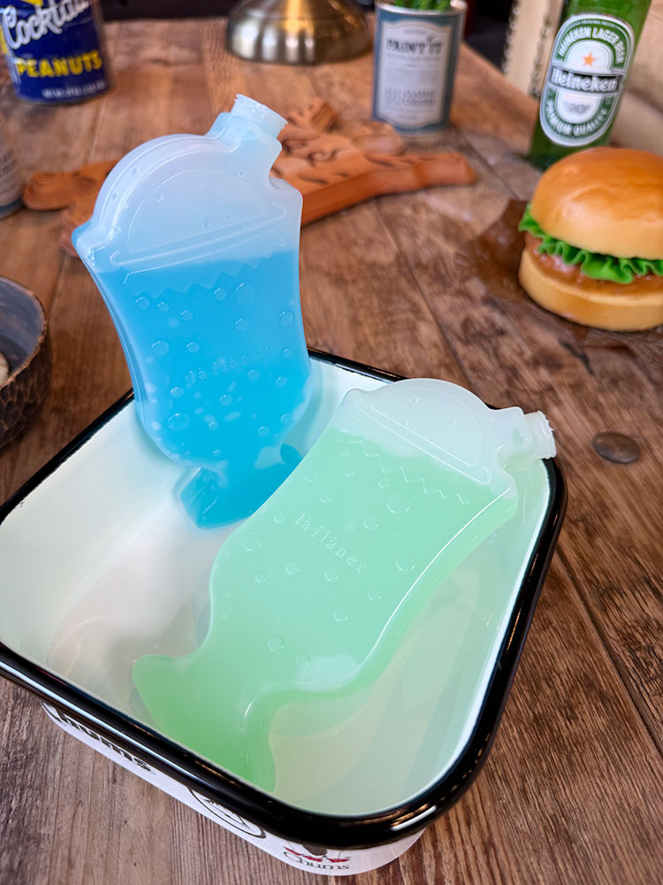 よく一緒に購入されている商品ペップボーイズ　スタジアムクッション　アメリカ2,640円USモーター企業　ウッドシェルフ　　アメリカン4,180円「夏は溶ける。でも、クリームソーダは溶けちゃダメだ。」 喫茶店の定番メニューを、 そのまま冷凍庫に放り込んできました。 ・・・・そんな見た目。 レトロ好きなら二度見確定のクリームソーダ型アイスパックです。 メロンソーダとブルーハワイ。 見てるだけで涼しくなる、 爽やかな2個セット。 凍らせれば、 お弁当やランチバッグの保冷剤としてしっかり活躍。 もちろん、 暑い日のアイシングやクールダウンにも使えます。 でもね、 この子の本当の魅力は性能じゃない。 冷凍庫を開けた瞬間、 クリームソーダが並んでる。 その景色がもう優勝なんです。 「これ本物？」 「飲めないの？」 なんて会話まで生まれる遊び心。 実用品なのに、ちゃんと笑わせてくれる。 こういうくだらなくて最高なアイテムが、 毎日の生活をちょっと楽しくしてくれるんですよ。 夏のお弁当に。 キャンプやピクニックに。 そして昭和レトロ喫茶が大好きな人へ。 冷たさだけじゃなく、 "懐かしさ"まで運んでくれるアイスパックです（￣ー￣）ニヤリ☆ サイズ：横6.5cm×奥行き2cm×高さ14cm（約） 材質：HDPE 重量：約 120g(1個あたり) 保冷力の目安：約4.5時間(※保冷バッグに入れた状態で保冷剤表面の温度を1℃未満に保つことができる目安時間です) 類似商品はこちらたこウィンナー　アイスパック　保冷剤　　ヌーク1,430円イエティ　アイスパック　　0℃タイプ保冷剤　ポ1,430円ポストジェネラル　保冷剤付き　機能性クーラーボ8,580円ポストジェネラル　保冷剤付き　機能性クーラーボ4,950円イグルー　プレイメイト　ミニ　 igloo　ア4,730円igloo　イグルー　プレイメイト　ミニ　　ア4,730円限定モデル　イグルー　プレイメイト　ミニ　　リ6,600円ミシュラン　ミニ　保冷トートバッグ　　アメリカ2,420円ポストジェネラル　保冷剤付き　機能性クーラーボ13,530円新着商品はこちら2026/10/17ポストジェネラル　ライトウエイト　アイアン　サ5,280円2026/10/17ポストジェネラル　ライトウェイト　アイアンメッ20,900円2026/10/17ポストジェネラル　ライトウェイト　アイアンメッ20,900円～再入荷はこちら2026/10/22キャンディタワー　オフィシャル　ミニトートバッ1,320円2026/10/22ビートルズ　アビイロード　オフィシャル　ショル16,170円2026/10/22サースティ忍者　手裏剣ボトルオープナー　アメリ282円2026/10/22 更新