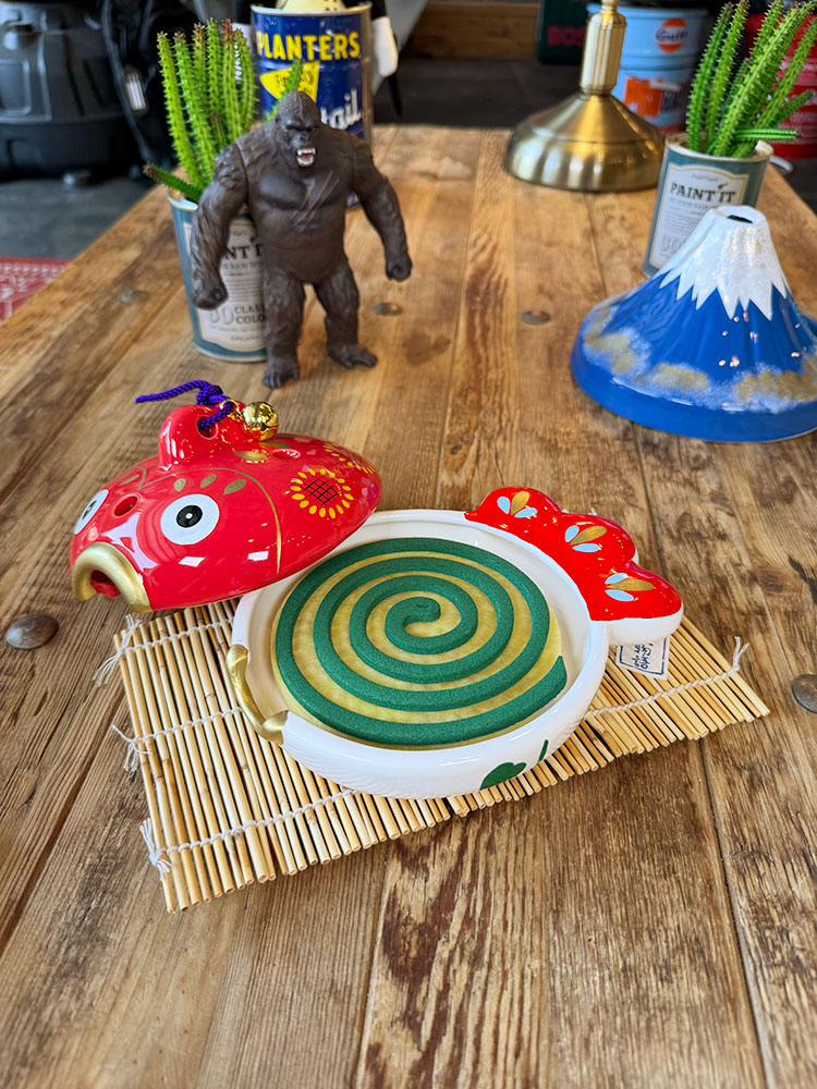 アメリカ雑貨通販キャンディタワーの金魚遊び　蚊遣り　瀬戸焼　陶器製　蚊取り線香置き　夏ものがたり　アメリカン雑貨　アメリカ雑貨　ジョークグッズ　ジョーク雑貨　プレゼント　ギフト　おしゃれ　ショップインテリア　夏　アウトドア　キャンプ　バーベキュー　BBQ｜アングル2