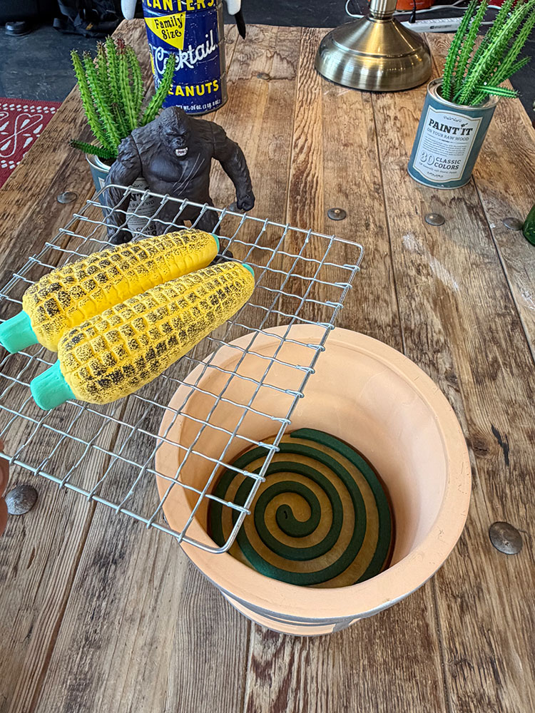アメリカ雑貨通販キャンディタワーの焼きもろこし　蚊遣り　瀬戸焼　陶器製　蚊取り線香置き　アメリカン雑貨　アメリカ雑貨　ジョークグッズ　ジョーク雑貨　プレゼント　ギフト　おしゃれ　ショップインテリア　夏　アウトドア　キャンプ　バーベキュー　BBQ｜アングル3