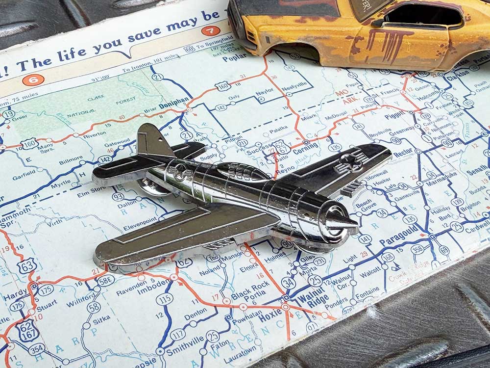 空を守った伝説を、胸元に。 レシプロ戦闘機が主役だった時代。 エンジンを唸らせ、 大空を駆け抜けた名機—— P-47　サンダーボルト。 その美しいシルエットをピンバッジに閉じ込めました。 ミリタリーファンなら、 この機体を見るだけで胸が熱くなるはず。 無駄を削ぎ落とした流線形。 磨き上げられたシルバーボディ。 そこには"戦うための美しさ"があります。 キャップやジャケット、バッグに付ければ、 さりげなく漂うエアフォーステイスト。 派手じゃないのに、 気付く人は必ず気付く。 そんな玄人好みのアイテムです。 世田谷ベースのガレージで、 工具箱やフライトジャケットに付いていそうな雰囲気も最高。 戦闘機が好き。 アメリカ空軍が好き。 航空史にロマンを感じる。 そんな人の胸元には、 こういう小さなアクセントがよく似合います。 たった数センチ。 でも、その中には空を駆けた英雄たちの物語がギュッと詰まっているんです（￣ー￣）ニヤリ☆ サイズ：横6.5cm×縦3.5cm（約） 材質：メタル類似商品はこちら戦闘機のノーズアート　ピンバッジ　　アメリカン770円戦闘機　ミリタリーピンバッジ　　アメリカン雑貨770円クラシック戦闘機ピンバッジ　　Sサイズ　アメリ660円ミリタリーピンバッジ　　アメリカン雑貨　アメリ770円ミリタリーピンバッジ　　アメリカン雑貨　アメリ715円アメリカンポリス　ピンバッジ　　　アメリカン雑770円戦闘機のノーズアート　ピンバッジ　　アメリカン825円ミリタリーピンバッジ　　アメリカン雑貨　アメリ770円ミリタリーピンバッジ　　アメリカン雑貨　アメリ770円新着商品はこちら2026/8/11★稀少な絶盤アイテム★　センチメント・リトルツ330円2026/8/11NOS　ミニステッカー　　アメリカン雑貨　アメ330円2026/8/11NGK　ミニステッカー　　アメリカン雑貨　アメ330円再入荷はこちら2026/8/10ニルヴァーナ　スマイル　オフィシャル　エコバッ2,145円2026/8/10ポストジェネラル　保冷剤付き　機能性クーラーボ8,580円2026/8/10スターウォーズ　ボバ・フェット　スカジャン　L22,000円2026/08/12 更新