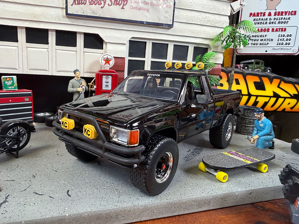 Jada 映画 バック・トゥ・ザ・フューチャー マーティ 1985 トヨタ SR5 ピックアップ ダイキャストミニカー 1/24スケール （マーティのスケボー付き） アメリカン雑貨 アメリカ雑貨 モデルカー ジオラマ ガレージング 雑貨 バックトゥザフューチャー
