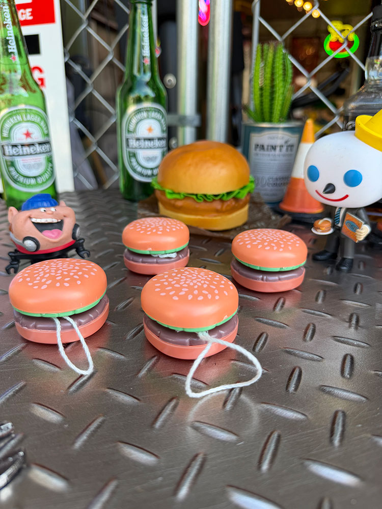 ハンバーガーってだけで、なんでこんなに欲しくなるんだろ（笑） しかもコイツ、ただのハンバーガーじゃありません。 ヒモが付いてます。 そう、まさかの「ハンバーガーヨーヨー」！ ゴマ付きバンズにパティとレタス。 見た目はしっかりハンバーガーなのに、 ビヨーンと投げればハンバーガーが上下するという・・・・ くだらない。実にくだらない。 そして、そこが最高なんです（笑） そもそもハンバーガーってだけで、 アメリカ好きは無条件に反応しちゃうんですよねー 看板でも、フィギュアでも、キーホルダーでも、 ハンバーガーの形をしてるだけで妙に欲しくなる。 もはや理由なんてありません（笑） そしてこういうのって、ちゃんと片付けちゃダメなの！ 机の上にポンッと転がってて欲しいんです。 ペンや鍵やコインなんかに混じって、 なぜかハンバーガーヨーヨーがいる。 そのどうでもいい景色がイイ！ 仕事に疲れたら意味もなく一回ビヨーン。 電話しながらまたビヨーン。 そして飽きたら、また机の上にポイッ（笑） 便利でもない。 必要でもない。 なくても全然困らない。 だけど見つけた瞬間、ちょっと欲しい。 こういう「くだらない」がある机って、なんか幸せなんです。 ハンバーガー好きなら、理由を探しちゃダメ！ ハンバーガーってだけで買う理由はもう十分です (〃￣▽￣〃) サイズ：直径5cm×高さ3cm（約） 材質：プラスチック※表示価格はヨーヨー1つあたりのお値段です。類似商品はこちらミニチュア　ハンバーガー　オブジェ　単品　アメ418円　ジョーク看板　ブリキ看板　アメリカン雑貨　ア3,080円　ジョーク看板　ブリキ看板　アメリカン雑貨　ア3,080円パンダ　おもしろティッシュケース　アメリカン雑5,060円　ジョーク看板　ブリキ看板　手榴弾　アメリカン3,080円　ジョーク看板　ミニブリキ看板　アメリカン雑貨1,430円　ミニジョーク看板　ブリキ看板　アメリカン雑貨1,100円　ミニジョーク看板　ブリキ看板　アメリカン雑貨1,100円NASA　スペースシャトル　インフレータブル　990円新着商品はこちら2026/10/2チャンピオン　スチールキャビネット　※沖縄・離27,500円2026/10/2シンクレア　スチールキャビネット　※沖縄・離島27,500円2026/10/2ペンズオイル　スチールキャビネット　※沖縄・離27,500円再入荷はこちら2026/10/2トスダイス　クラシック　2ハンズ　ウォールクロ5,390円2026/10/2トスダイス　クラシック　2ハンズ　ウォールクロ5,390円2026/10/1ヘルメットロードランナー　ミニステッカー　アメ330円2026/10/02 更新