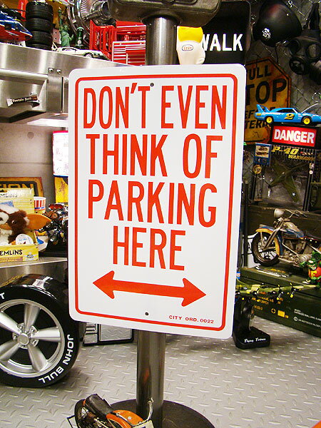 最大55 オフ 棒を買ってきて庭に立て掛ければ アメリカのシーンそのもの パーキングサインボード ここに車を止めようと思うんじゃんねえぞ サインプレート アメリカ看板 サインボード アメリカン看板 アメリカ雑貨 アメリカン雑貨 壁飾り ウォールデコレーション
