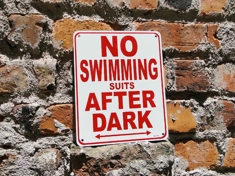ミニジョーク看板　夜は水泳禁止じゃなくて・・・水着着用禁止