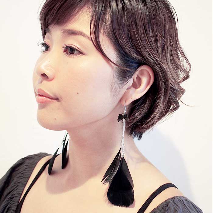 楽天1個売りピアスの専門店 Can Linoピアス 羽根 フェザー 羽飾り（黒×リボン）レディース メンズ ビジュー チェーン ハロウィン コスプレ クリスマス パーティーウエディング バンド ライブ 衣装 痛くなりにくいアクセサリー プレゼント