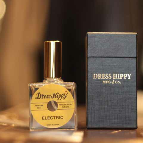 DRESS HIPPYよりDH-PERFUMEがリリース。 即完売が予想されるDRESS HIPPYの香水。 売り切れた際は再入荷に時間がかかりますので お早目のお買い求めをお願い致します。。 ○ELECTRIC オレンジフラワー、 ベルガモットをトップに、爽快感を演出。 ミドルにはローズ、ジャスミンにバイオレットが 加わり、シャープな印象に。 ラストのムスク、アンバーが全体を支え、 軽快さの中にもクセになるスタイリッシュな香り。 パルファン(濃度20〜30％)となります。 効果時間が長持ちなのが嬉しいですね！ 内容量：50 ml MADE IN JAPAN