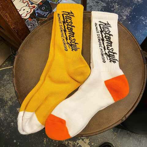 KUSTOMSTYLE KSSOX-014MUS "PRIMERO" SOCKS MUSTARD KUSTOMSTYLE SOCKS OUTSIDEに "PRIMERO LOGO" が織りこまれた CREW SOCKS 毎年好評のFIT感抜群のタフなソックス