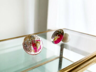 ピアス ボタニカル ドライフラワー イクソディア あじさい 紫陽花 かすみ草 お花 ハンドメイド アクセサリーカジュアル ギフト プレゼント 無料ラッピング 贈り物 女子会 お出かけ デート オトナ女子 レジン 樹脂 スタッド