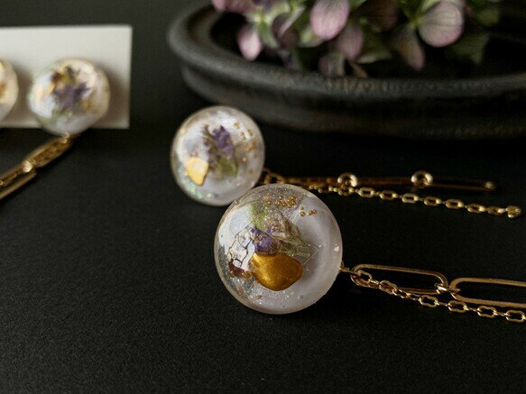 Rakuten - 「変わらぬ心」の花言葉を持つスターチス・イヤリング ハンドメイドアクセサリー ジュエリー 樹脂 レジン 大人女子 花 ドライフラワー スターチス おしゃれ 揺れるグレー プレゼント 花言葉 無料ラッピング