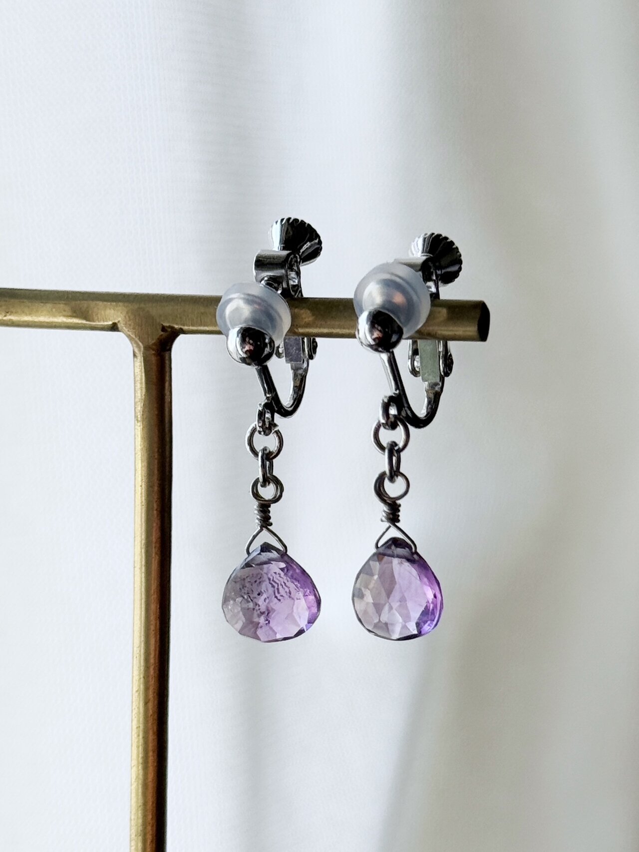 橙色 - 【2月の誕生石】静けさを纏う。個性を愉しむアメシスト一粒イヤリング/ピアス（金具変更可） 天然石 小ぶり シルバー アメジスト 金属アレルギー