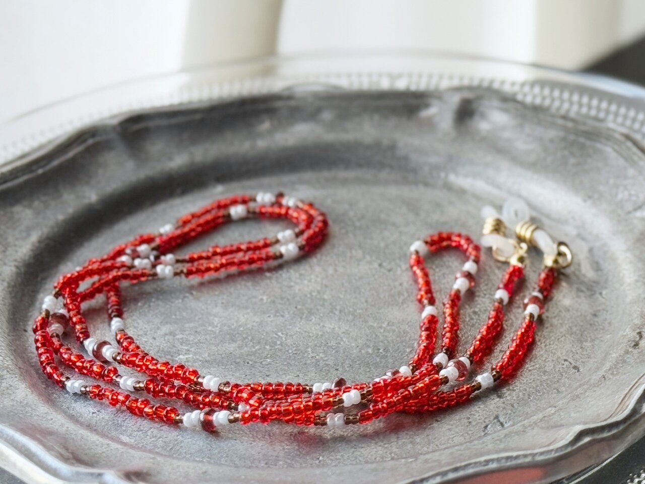 【1月の誕生石】実りの赤を日常に。ガーネットを添えた赤いビーズのグラスコード メガネコード メガネ留め メガネストラップ 天然石アクセサリー