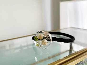 かすみ草のクリア・ヘアゴム Vol.2 本物 ドライフラワー ハンドメイド レジン(樹脂) ヘアアクセサリー Hair accessoriy ボタニカル お花 おしゃれ かわいい オトナ女子 オフィスカジュアル