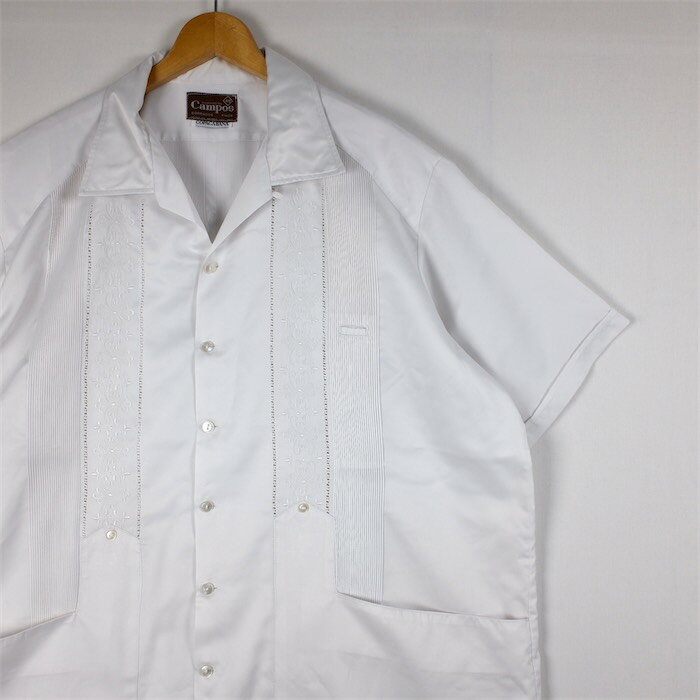 大きいサイズ メンズ48 2XL~3XLサイズ相当 メキシコ製 GUAYABERA Campos ループカラー 半袖キューバシャツ 刺繍入り ホワイト サテンポリ 胸囲約144cm 70s 80s 開襟 ビンテージ メキシカン グァジャベーラシャツ アメリカ古着 USED BIG sh-4156n【中古】