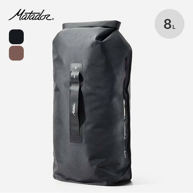 タフな環境から荷物を守る。コンパクト圧縮＆中身がひと目でわかる8L大容量ドライバッグ 濡らしたくない大切な荷物を水濡れから保護する軽量防水ドライバッグです。 信頼性の高い溶着構造とIPX7等級（一時的な水没にも耐える）の高い防水性能を備え、あらゆる水しぶきや浸水を防ぎます。 8リットルのゆとりある容量は、小型電子機器や貴重品はもちろん、保温性のあるミッドレイヤーや防寒着、着替え用の衣類など、かさばるアイテムの収納に最適。 閉じた状態でもクリアウィンドウで外から中身を視認でき、底面は自立するフラット設計のためパッキングもスムーズです。 さらに、Hypalon&reg;製ハンドルやDリングを備え、カラビナ等でアクセサリーを外付けすることも可能。 旅先での移動から日常のトラベルまで快適かつ安全にサポートします。 海や川などの水辺のレジャーから登山や旅行まで、大切なギアを濡らさずスマートに持ち運べるおすすめのアイテムです。 ※本製品は完全防水（IPX7）仕様ですが、水中に沈めたまま使用する構造ではありません。 長時間の水没や水中でのご使用は想定しておりません。 ※完全防水仕様ですが、水漏れを防ぐため、ご使用の前に必ずご自身で防水テストを行ってください。 【 SPEC ／製品仕様 】■ブランド名：Matador ■商品名：フラットパックドライバッグ8L ■商品型番：— ■カラー：チャコール【20370094033000】,ガーネット【20370094204000】 ■サイズ：H40×W22×D17cm ■素材：70デニール リップストップナイロン、有機フッ素化合物不使用（PFASフリー）の撥水加工 ■重量：83g ■容量：8L ■生産国：ー ■仕様： ・IPX7等級の防水性能｜一時的に水没しても浸水しない高い防水規格。濡らしたくないガジェット類や貴重品をしっかり保護。（※水中に長時間沈めて使う仕様ではありません）。 ・ロールトップクロージャー｜巻き込んで閉じる構造により、外からの浸水を防ぎ、荷物の量に応じたコンパクトな圧縮が可能。 ・中身が見えるクリアウィンドウ｜縦ラインのシースルー窓を配置し、ケースを開け閉めすることなく中身をすぐに確認可能。 ・自立＆吊り下げ対応のハンドル｜パッキング時に自立するフラットボトム設計に加え、カラビナ等を取り付けられるループ付きのHypalon&reg;製ハンドルを採用。 ・便利なテザーポイント｜バックル部分にDリングを備え、追加のギアやアクセサリーを外付け可能。■広告文責：株式会社カンパネラ※PCモニター環境により画像の色合いが若干異なる場合がございます。ご了承ください。※当店では、正規のルートから仕入れをおこなった商品を取り扱っております。※サイズガイドはこちら