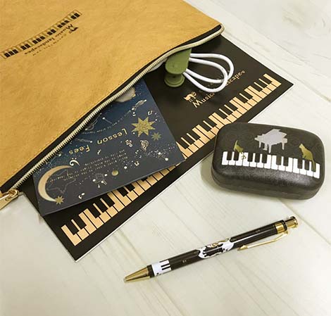 Rakuten - クラフト風フラットポーチ お取り寄せ商品 引き出物 記念品 音楽雑貨 音符・ピアノモチーフト音記号 ピアノ雑貨