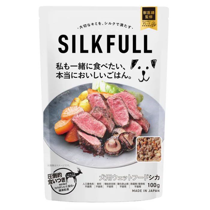 わんちゃんの健康と美味しさを追求した国産無添加プレミアムごはん 厳選された国産のお肉やお魚、お野菜を独自レシピで丁寧に調理しました。ヒューマングレードの品質で、まるで手作りのような美味しさを実現。カラダの中から健康をサポートする次世代のドッグフードです。 □獣医師・ペット栄養管理士監修 □腸内の環境に配慮ばっちり！ □特許製法のシルク成分で腎ケア◎ □安心の無添加で継続できる！ 【原材料】 鹿肉、じゃがいも、にんじん、だいこん、キャベツ、なたね油、シルクフィブロイン、しいたけ 【栄養成分】 タンパク質：6.6％以上、脂質：3.0％以上、粗繊維：0.4％以下、灰分：0.6％以下、リン(標準値)：0.06％、水分：85.3％以下 【エネルギー】 64kcal/100g 【原産国】 日本 ★SILKFULL 犬用プレミアムウェットフード　4つのこだわり 1. 国産食材を贅沢に使用したバランスレシピ 味わい豊かなお肉・お魚をメインに、さつまいも、トマト、にんじん、ブロッコリーなど、食物繊維とビタミンが豊富な国産野菜をふんだんに使用しています。 2. カラダシルクで内側スッキリ＆健やかな毎日をキープ 天然素材由来の「カラダシルク」が内側から吸収。腎ケアや腸内環境の維持をサポートし、シニア犬の健康管理にも最適です。 3. 食べるだけでしっかり水分補給 ドライフードの約7〜8倍の水分を含んでいるため、お水を飲むのが苦手な子や、暑い時期の水分補給にもぴったり。柔らかいので噛む力が弱い子も安心です。 4. 低脂肪・低アレルゲン設計 ダイエット中やシニア犬に嬉しい低脂肪設計。低アレルゲンの食材選びに加え、DHA/EPA、アスタキサンチンなども豊富に配合し、皮膚や被毛の健康にも配慮しました。 ◆注意事項 ・体調・体質に合わない場合には、給与を中止し、お早めに獣医師にご相談ください。 ・シルクたんぱく質は、管理条件(保存温度の変化や振動などの衝撃)により、結晶化(ゼリー状)することがありますが、品質上には問題ありませんので、安心してご使用ください。 ・本品はすべて人が食べられる素材を用いておりますが、犬用としてご利用ください。 ・本製品は天然の原材料を使用しているため、外観や匂い等に多少の違いが生じる場合がありますが、品質に問題ありません。 ◆その他 1日1/2〜1袋を目安に総合栄養食と一緒に与えてください。 ◆メーカー 株式会社 NEXT NEW WORLD（ネクストニューワールド） ※パッケージ・仕様等の変更について 予告なくパッケージ、仕様等の変更がある場合がございます。また、変更時期は旧製品と新製品が混同する場合がございます。予めご了承ください。