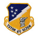 USAF ミリタリーパッチ TUTOR ET ULTOR フック付き 米空軍 第49戦闘航空群のウィングパッチです。 裏面フック仕様なので、フライトジャケットやフライトスーツの左袖、ヘルメットバッグ等、各種プラットフォームに取り付けることができます。 ・サイズ： 約 縦 8.5 × 横 7.5 cm ・USAF, 米空軍, アメリカ空軍, エアフォース, US AIRFORCE 【レターパックプラス対応】【レターパックライト対応】