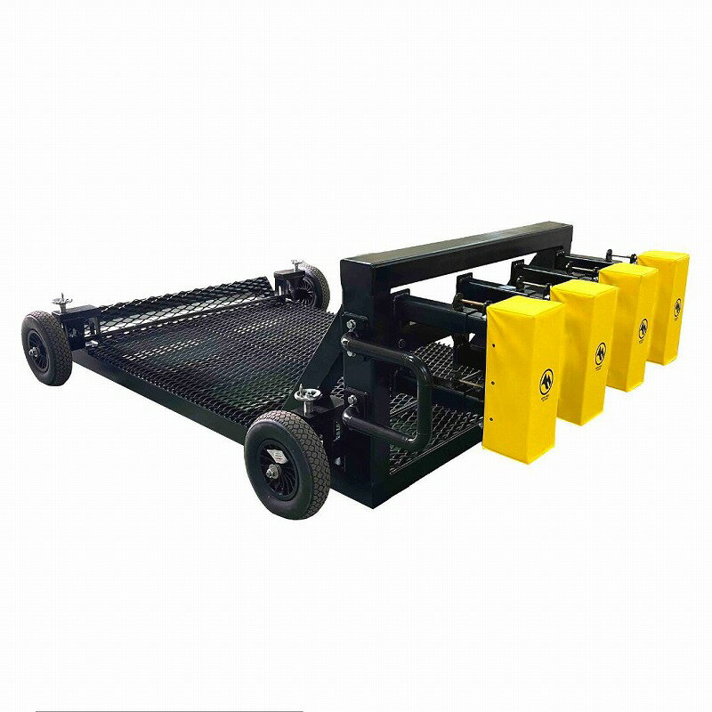 完全オリジナルカスタム式8人用スクラムマシン。 実戦感覚に近く高校生からトップレベルまでどのチームに対応可能な本格的マシン。 プロスクラムコーチ宮本 安正さんが監修。 両プロップの体格によって肩幅かが変動するため肩幅を調整できる仕様を実現。 実際のスクラム高さを想定して作り上げた土台、 タイヤ式ストッパーを装着することでマシン本体重量を調節可能となりました。 【カスタム式スクラムマシンの特徴】 (1)可変式ヘッドパッド：第一列の肩幅によって調節可能 (2)タイヤ荷重調節機能：少人数が乗るだけで対応可能 (3)サイド持手カスタム：実績的な太さに調整可能 (4)ヘッドパット：オリジナルパットも製作可能 【カスタム可能な部位】 スクラムマシン本体 ■サイズ　高さ90cm×横幅194cm×奥行278cm　約470kg マシンヘッドパット ■サイズ　高さ45cm x 横幅18cm x 奥行16cm ■素材 本体：鉄　ヘッドパット：ウレタン 【ご注意/搬入条件】 完成品の状態でのお届けとなります。 搬入先への4tユニック車の進入の可否の確認 →進入経路に一方通行等の狭い道の有無、路上駐車が必要、等について事前にお知らせ下さい。 スクラムマシンは車上降ろしとします →ユニック車から降ろした後の移動はご注文者様側でのご対応 搬入当日はドライバーの誘導をお願いします →スクラムマシンを専門に配送している業者ではないので、ドライバーは受け取り側の指示通りに動きます。 その為、事前の提示条件と異なるとドライバーが判断した場合は(搬入不可、荷下ろし不可と判断した場合)、 製品を納品することなく引上げる事もございますので、 上記3点の事前確認を必ずお願い申し上げます。 ※ご注文確定後、約1ヶ月でお届け ※代金引換不可 ※メーカーから直送となります。 　欠品の場合はご連絡差し上げます。