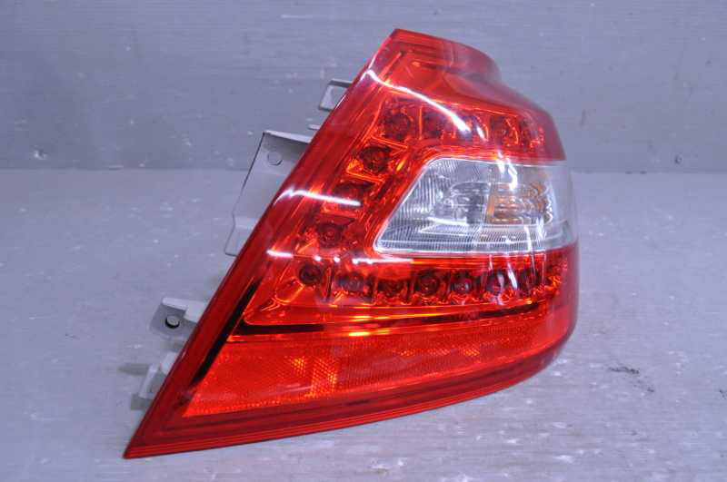 ティアナ 280XL 前期(J32) 純正 スタンレー 破損無 取付OK 動作保証 右 テールライト LED全点灯OK テールランプ P7271 / 26550-JN00A k089921 中古20250425