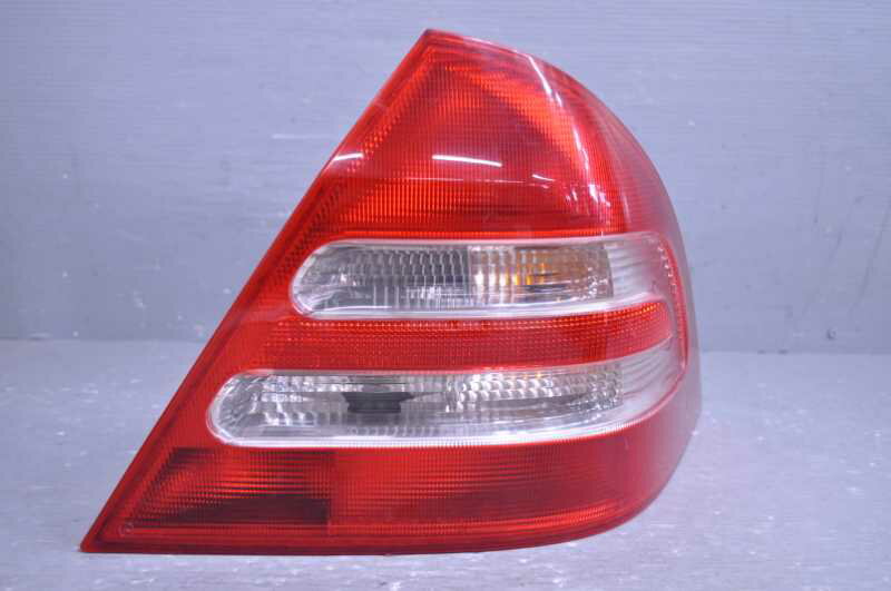 ベンツ コンプレッサ C200 右ハンドル 前期(203042) 純正 右 テールライト 203 820 02 64 R k090329 中..