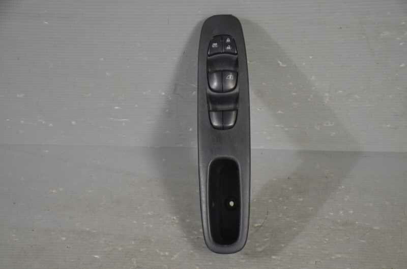 セレナ ハイウェイスター 前期(FC26 C26 HC26 NC26) 純正 破損無 取付OK 動作保証 パワーウィンドウスイッチ ベゼル付 / 25401-1VA6A k074697 中古20230826