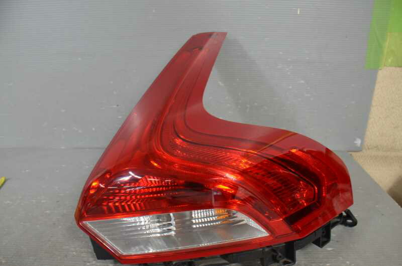ボルボ V40 右ハンドル 前期(MB4164T) 純正 破損無 取付OK 動作保証 右 テールランプ 31 39 58 45 k076213 中古20231020