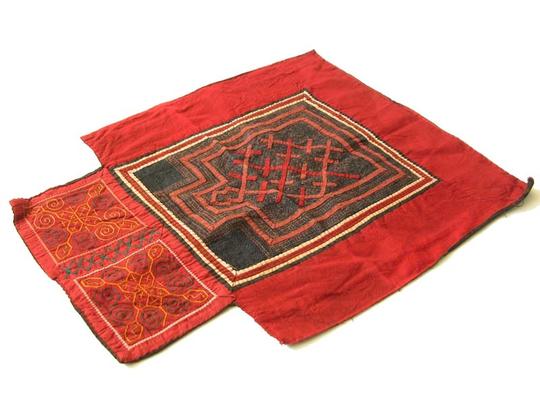 お母さんの愛情が感じられるモン族のおんぶ布 古布