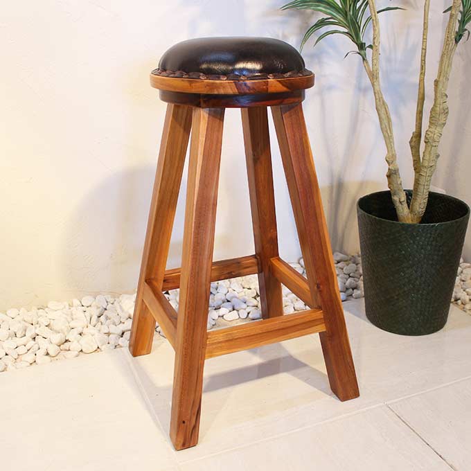 商品の詳細 カフェなどのバーカウンターなどでよく使用されています。もちろん、自宅のキッチンやリビング、玄関などにも最適のチェアーです。 サイズ　：　外寸：H65cm W35cm カラー　：　ナチュラル 素材　：　チーク　フェイクレザ 生産国...