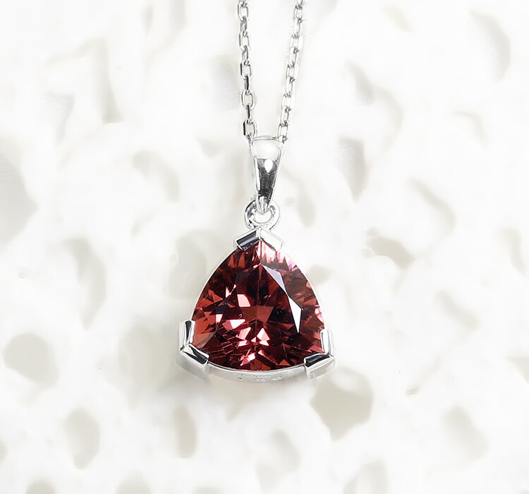 Ptピンクトルマリンプラチナペンダントトップ(1.96ctトリリアント、3点留め)