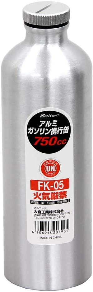 軽量＆スリムで収納スペースをとらない！ 草刈り機やバイクの給油に。 容量 750cc 材質 本体：アルミニウム アルマイト加工キャップ：アルミニウム合金ノズル：PE締付部：PP収納袋：不織布 厚み 0.8mm 給油ノズルの長さ 約200mm 本体サイズ 約φ73(W)×230(H)mm(キャップを含む) 重さ 約125g(キャップを含む) パッケージサイズ 約85(W)×285(H)×85(D)mm JANコード 4906918207981 ・注意事項：モニターの発色によって色が異なって見えることがございます。