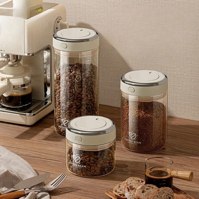 高品質の素材で作られているため、長期にわたるパフォーマンスを提供し、大切なコーヒー豆を最適に保護します。 独自の真空シール技術により空気を効果的に遮断し、酸化を防ぎ、コーヒー粉の鮮度と香りを保ちます。 この瓶はコーヒー豆だけでなく、粉ミルク、ドライフルーツ、シリアル、その他の食品の保存にも使用でき、キッチンでの完璧なヘルパーになります。 クリアで透明なデザインにより、瓶を開けずに内部の在庫を簡単に確認し、成分を追跡できます。 小さくて軽くて持ち運びが簡単なので、旅行中に使用するのに特に適しており、外出先でも新鮮な粉ミルクとコーヒーを楽しむことができます。 製品説明： この高品質のコーヒー豆保存瓶は、すべてのコーヒー愛好家の必需品です。真空密封設計により、湿気や酸化を効果的に防ぎ、コーヒー豆や粉ミルクを常に新鮮でおいしい状態に保ちます。この家庭用多機能保存瓶は、コーヒー豆の保存に使用できるだけでなく、粉ミルクやその他の食品の密封保存にも適しています。透明な視覚的デザインによりタンクの貯蔵容量が常にわかり、持ち運び可能なデザインにより旅行中に粉ミルクやコーヒー豆を取り出すのに最適です。大容量設計はさまざまなニーズを満たすことができ、間違いなくコーヒー豆の保管品です。