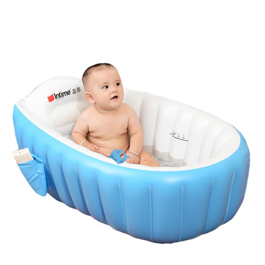 ●商品説明 ふんわりベビーバス 空気で膨らませるフワフワで赤ちゃんも安心な沐浴用バスタブです。展開サイズ(外)：98x64x28cm 展開サイズ(内)：78x42x25cm。材質：PVC、環境保護と安全性、耐摩耗性と耐久性。生産国：中国 滑り落ち防止 ラクラク排水 ずり落ち防止ストッパーが赤ちゃんをずり落ちから守ってくれますので新米ママでも安心です また、底に水抜き栓が付いているので、シンクで使用後はそのまま排水できます。 コンパクト収納 ご使用しない時は、空気を抜いてからコンパクトに折り畳んで収納でき、お部屋のスペースを効率良く活用できます ご使用時の通気層は効果的に冷気を隔離することができ、継続的に風呂の水を保つことができます。 良い座り心地、ふんわり 緩やかカーブが赤ちゃんの背中にぴったりフィットし座り心地は良いです。赤ちゃんにやさしいやわらかクッションです 洗った後、風通しのよい場所にひっかけて乾かすことができます。環境保護と安全性、耐摩耗性と耐久性を持っています。万一、不良品や誤配送など当社原因による場合には、良品の交換にて対応させていただきます。 市場から指定を受けた委託先である株式会社コマースロボティクスが、当店の店舗運営業務を行います。当店で購入された商品は、海外の倉庫からお客様のもとへ発送されます。ご了承の上、ご注文ください。・課税額はご注文時には確定しておらず、通関時に確定しますので、商品の受け取り時に着払いでお支払いください。詳細はこちらご確認下さい。）」が前提となります。第三者への譲渡・転売が法令で禁止されるもの（ 品、 部外品、化粧品等を含みますが、これに限られません。）もございますのでご注意下さい。・一部商品は国内の提携先倉庫から配送されます。・国内配送の商品は国内でのお買い物と同じく消費税が発生いたします。＊色がある場合、モニターの発色の具合によって実際のものと色が異なる場合がある。