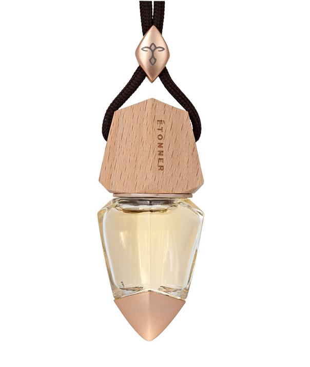 ETONNER [エトネ]The Auto PerfumeETONNER-JAPANフランス人デザイナー：Valerie Normain (Red-dot Design Award受賞）による、自動車用吊り下げタイプ香水の提案。今までの香りだけで選ぶ芳香剤から、デザインを重視した、他とは違うインテリア空間を演出するこだわりの Perfume. へ…オリジナルは香水の中でも極めて愛顧されている香りのイメージで調製されました。トップノートにオレンジミドルノートにローズキーノートはラディックス花の香りと調和のとれたフルーツの香りを一体化し、エレガントでミステリアスな感覚は女性に好まれます。仕様詳細■適材適所に最高級の素材を使用■木製キャップに&#201;TONNER 刻印入■専用化粧箱入り香水製油 ： フランス産キャップ ： ドイツ産 (欅)ガラス瓶 ： オーストリア産使用期間：約3ヶ月〜4ヶ月(使用頻度により変わります)ルームミラー吊下げタイプ自動車用香水の取扱説明1.木製キャップを反時計回りに回転させ木製キャップを外し、プラスチックの密封プラグ(中栓)を取り外します。2.木製キャップを締め、最初は5-10秒逆さにし、木製キャップに香水を染み込ませます。（逆さにする時間は、好みの香り濃度に合わせて調整して下さい。）3.製品をルームミラーに吊下げます。4.週1、2回逆さにして香りを調整します。（逆さにする時間や頻度は、好みの香りの濃度に合わせて調整して下さい。) 楽天ペイ決済 この製品は直送となりますため、代引き決済ができません。メーカー在庫がない場合は、ご注文内容確認メールにて納期を改めてご連絡させていただきます。ご了承ください。 この製品は宅配便での配達となります 配送業者をお客様が選択することはできません。 香水　