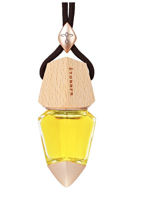 ETONNER [エトネ]The Auto PerfumeETONNER-JAPANフランス人デザイナー：Valerie Normain (Red-dot Design Award受賞）による、自動車用吊り下げタイプ香水の提案。今までの香りだけで選ぶ芳香剤から、デザインを重視した、他とは違うインテリア空間を演出するこだわりの Perfume. へ…レモンの香りは、南イタリアのカプリ島で採れたレモンをコールドプレス製法で絞り出した精油を使用しています。トップノートは新鮮で爽やかなレモンピールとレモンジュース。ミディアムノートは、グレープフルーツとトロピカルフルーツの甘い香り。キーノートは、トロピカルフルーツとムスクによるダイナミックで甘い香りで爽やかな空間を演出します。仕様詳細■適材適所に最高級の素材を使用■木製キャップに&#201;TONNER 刻印入■専用化粧箱入り香水製油 ： フランス産キャップ ： ドイツ産 (欅)ガラス瓶 ： オーストリア産使用期間：約3ヶ月〜4ヶ月(使用頻度により変わります)ルームミラー吊下げタイプ自動車用香水の取扱説明1.木製キャップを反時計回りに回転させ木製キャップを外し、プラスチックの密封プラグ(中栓)を取り外します。2.木製キャップを締め、最初は5-10秒逆さにし、木製キャップに香水を染み込ませます。（逆さにする時間は、好みの香り濃度に合わせて調整して下さい。）3.製品をルームミラーに吊下げます。4.週1、2回逆さにして香りを調整します。（逆さにする時間や頻度は、好みの香りの濃度に合わせて調整して下さい。) 楽天ペイ決済 この製品は直送となりますため、代引き決済ができません。メーカー在庫がない場合は、ご注文内容確認メールにて納期を改めてご連絡させていただきます。ご了承ください。 この製品は宅配便での配達となります 配送業者をお客様が選択することはできません。 香水　