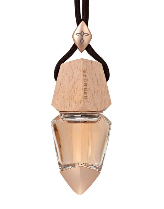 ETONNER [エトネ]The Auto PerfumeETONNER-JAPANフランス人デザイナー：Valerie Normain (Red-dot Design Award受賞）による、自動車用吊り下げタイプ香水の提案。今までの香りだけで選ぶ芳香剤から、デザインを重視した、他とは違うインテリア空間を演出するこだわりの Perfume. へ…コロンは香水の発祥の地が由来のオーセンティックな香りです。トップノートはオレンジミドルノートはオレンジブロッサムキーノートはラディックス謙虚でありながら、信頼と成功を収める紳士に望ましい香りです。そして、穏やかでリラックスできる空間を演出します。仕様詳細■適材適所に最高級の素材を使用■木製キャップに&#201;TONNER 刻印入■専用化粧箱入り香水製油 ： フランス産キャップ ： ドイツ産 (欅)ガラス瓶 ： オーストリア産使用期間：約3ヶ月〜4ヶ月(使用頻度により変わります)ルームミラー吊下げタイプ自動車用香水の取扱説明1.木製キャップを反時計回りに回転させ木製キャップを外し、プラスチックの密封プラグ(中栓)を取り外します。2.木製キャップを締め、最初は5-10秒逆さにし、木製キャップに香水を染み込ませます。（逆さにする時間は、好みの香り濃度に合わせて調整して下さい。）3.製品をルームミラーに吊下げます。4.週1、2回逆さにして香りを調整します。（逆さにする時間や頻度は、好みの香りの濃度に合わせて調整して下さい。) 楽天ペイ決済 この製品は直送となりますため、代引き決済ができません。メーカー在庫がない場合は、ご注文内容確認メールにて納期を改めてご連絡させていただきます。ご了承ください。 この製品は宅配便での配達となります 配送業者をお客様が選択することはできません。 香水　