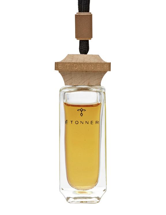 ETONNER [エトネ]The Auto PerfumeETONNER-JAPANフランス人デザイナー：Valerie Normain (Red-dot Design Award受賞）による、自動車用吊り下げタイプ香水の提案。今までの香りだけで選ぶ芳香剤から、デザインを重視した、他とは違うインテリア空間を演出するこだわりの Perfume. へ…クラビは名前の由来のように、南国のリゾートをイメージした新鮮で甘い柑橘系の香りです。トップノートはオレンジミドルノートはスズランキーノートのムスクとタバコの香りによって優しく暖かい誘惑される感情で、あなたを魅了します。仕様詳細■適材適所に最高級の素材を使用■木製キャップに&#201;TONNER 刻印入■専用化粧箱入り香水製油 ： フランス産キャップ ： ドイツ産 (欅)ガラス瓶 ： オーストリア産使用期間：約5ヶ月〜半年(使用頻度により変わります)ルームミラー吊下げタイプ自動車用香水の取扱説明1.木製キャップを反時計回りに回転させ木製キャップを外し、プラスチックの密封プラグ(中栓)を取り外します。2.木製キャップを締め、最初は5-10秒逆さにし、木製キャップに香水を染み込ませます。（逆さにする時間は、好みの香り濃度に合わせて調整して下さい。）3.製品をルームミラーに吊下げます。4.週1、2回逆さにして香りを調整します。（逆さにする時間や頻度は、好みの香りの濃度に合わせて調整して下さい。) 楽天ペイ決済 この製品は直送となりますため、代引き決済ができません。メーカー在庫がない場合は、ご注文内容確認メールにて納期を改めてご連絡させていただきます。ご了承ください。 この製品は宅配便での配達となります 配送業者をお客様が選択することはできません。 香水　