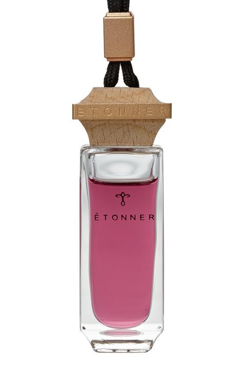 ETONNER [エトネ]The Auto PerfumeETONNER-JAPANフランス人デザイナー：Valerie Normain (Red-dot Design Award受賞）による、自動車用吊り下げタイプ香水の提案。今までの香りだけで選ぶ芳香剤から、デザインを重視した、他とは違うインテリア空間を演出するこだわりの Perfume. へ…ライフウォーターの香りは、シンプルでありながらエレガントなイメージによって特徴付けられます。トップノートはレモンミドルノートはバラキーノートはラディックスそれは、森の中ように爽やかで清々しい感覚を放ちます。仕様詳細■適材適所に最高級の素材を使用■木製キャップに&#201;TONNER 刻印入■専用化粧箱入り香水製油 ： フランス産キャップ ： ドイツ産 (欅)ガラス瓶 ： オーストリア産使用期間：約5ヶ月〜半年(使用頻度により変わります)ルームミラー吊下げタイプ自動車用香水の取扱説明1.木製キャップを反時計回りに回転させ木製キャップを外し、プラスチックの密封プラグ(中栓)を取り外します。2.木製キャップを締め、最初は5-10秒逆さにし、木製キャップに香水を染み込ませます。（逆さにする時間は、好みの香り濃度に合わせて調整して下さい。）3.製品をルームミラーに吊下げます。4.週1、2回逆さにして香りを調整します。（逆さにする時間や頻度は、好みの香りの濃度に合わせて調整して下さい。) 楽天ペイ決済 この製品は直送となりますため、代引き決済ができません。メーカー在庫がない場合は、ご注文内容確認メールにて納期を改めてご連絡させていただきます。ご了承ください。 この製品は宅配便での配達となります 配送業者をお客様が選択することはできません。 香水　