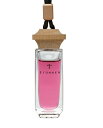 ETONNER [エトネ]The Auto PerfumeETONNER-JAPANフランス人デザイナー：Valerie Normain (Red-dot Design Award受賞）による、自動車用吊り下げタイプ香水の提案。今までの香りだけで選ぶ芳香剤から、デザインを重視した、他とは違うインテリア空間を演出するこだわりの Perfume. へ…ローズは、フランスのローズの産地グラスで精製されたた精油を使用しています。トップノートは早朝の朝霧に濡れ新鮮なローズ。ミディアムノートは、甘く美しいバラの花びらの香り。キーノートは、シトラスとムスクによりローズの香りを強調し 持続させ、ピンクローズの甘くロマンチックで魅力的な空間を演出します。仕様詳細■適材適所に最高級の素材を使用■木製キャップに&#201;TONNER 刻印入■専用化粧箱入り香水製油 ： フランス産キャップ ： ドイツ産 (欅)ガラス瓶 ： オーストリア産使用期間：約5ヶ月〜半年(使用頻度により変わります)ルームミラー吊下げタイプ自動車用香水の取扱説明1.木製キャップを反時計回りに回転させ木製キャップを外し、プラスチックの密封プラグ(中栓)を取り外します。2.木製キャップを締め、最初は5-10秒逆さにし、木製キャップに香水を染み込ませます。（逆さにする時間は、好みの香り濃度に合わせて調整して下さい。）3.製品をルームミラーに吊下げます。4.週1、2回逆さにして香りを調整します。（逆さにする時間や頻度は、好みの香りの濃度に合わせて調整して下さい。) 楽天ペイ決済 この製品は直送となりますため、代引き決済ができません。メーカー在庫がない場合は、ご注文内容確認メールにて納期を改めてご連絡させていただきます。ご了承ください。 この製品は宅配便での配達となります 配送業者をお客様が選択することはできません。 香水　