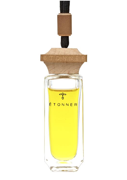 ETONNER [エトネ]The Auto PerfumeETONNER-JAPANフランス人デザイナー：Valerie Normain (Red-dot Design Award受賞）による、自動車用吊り下げタイプ香水の提案。今までの香りだけで選ぶ芳香剤から、デザインを重視した、他とは違うインテリア空間を演出するこだわりの Perfume. へ…レモンの香りは、南イタリアのカプリ島で採れたレモンをコールドプレス製法で絞り出した精油を使用しています。トップノートは新鮮で爽やかなレモンピールとレモンジュース。ミディアムノートは、グレープフルーツとトロピカルフルーツの甘い香り。キーノートは、トロピカルフルーツとムスクによるダイナミックで甘い香りで爽やかな空間を演出します。仕様詳細■適材適所に最高級の素材を使用■木製キャップに&#201;TONNER 刻印入■専用化粧箱入り香水製油 ： フランス産キャップ ： ドイツ産 (欅)ガラス瓶 ： オーストリア産使用期間：約5ヶ月〜半年(使用頻度により変わります)ルームミラー吊下げタイプ自動車用香水の取扱説明1.木製キャップを反時計回りに回転させ木製キャップを外し、プラスチックの密封プラグ(中栓)を取り外します。2.木製キャップを締め、最初は5-10秒逆さにし、木製キャップに香水を染み込ませます。（逆さにする時間は、好みの香り濃度に合わせて調整して下さい。）3.製品をルームミラーに吊下げます。4.週1、2回逆さにして香りを調整します。（逆さにする時間や頻度は、好みの香りの濃度に合わせて調整して下さい。) 楽天ペイ決済 この製品は直送となりますため、代引き決済ができません。メーカー在庫がない場合は、ご注文内容確認メールにて納期を改めてご連絡させていただきます。ご了承ください。 この製品は宅配便での配達となります 配送業者をお客様が選択することはできません。 香水　