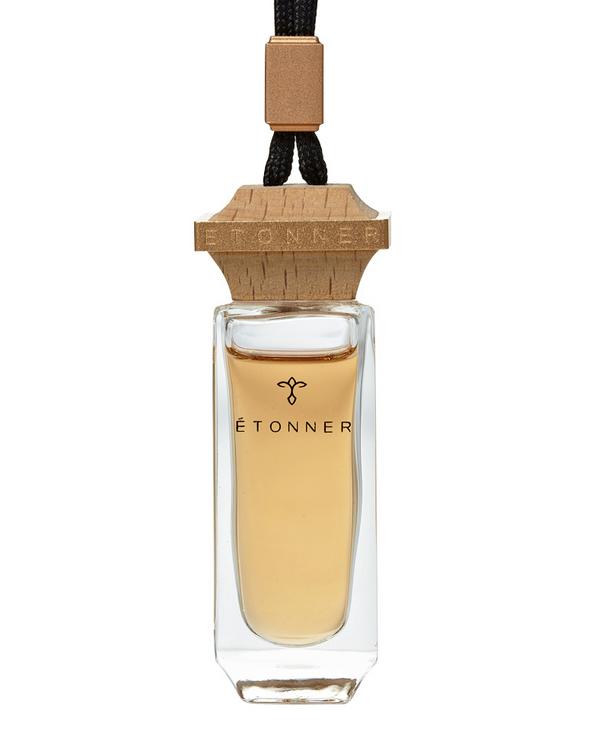 ETONNER [エトネ]The Auto PerfumeETONNER-JAPANフランス人デザイナー：Valerie Normain (Red-dot Design Award受賞）による、自動車用吊り下げタイプ香水の提案。今までの香りだけで選ぶ芳香剤から、デザインを重視した、他とは違うインテリア空間を演出するこだわりの Perfume. へ…コロンは香水の発祥の地が由来のオーセンティックな香りです。トップノートはオレンジミドルノートはオレンジブロッサムキーノートはラディックス謙虚でありながら、信頼と成功を収める紳士に望ましい香りです。そして、穏やかでリラックスできる空間を演出します。仕様詳細■適材適所に最高級の素材を使用■木製キャップに&#201;TONNER 刻印入■専用化粧箱入り香水製油 ： フランス産キャップ ： ドイツ産 (欅)ガラス瓶 ： オーストリア産使用期間：約5ヶ月〜半年(使用頻度により変わります)ルームミラー吊下げタイプ自動車用香水の取扱説明1.木製キャップを反時計回りに回転させ木製キャップを外し、プラスチックの密封プラグ(中栓)を取り外します。2.木製キャップを締め、最初は5-10秒逆さにし、木製キャップに香水を染み込ませます。（逆さにする時間は、好みの香り濃度に合わせて調整して下さい。）3.製品をルームミラーに吊下げます。4.週1、2回逆さにして香りを調整します。（逆さにする時間や頻度は、好みの香りの濃度に合わせて調整して下さい。) 楽天ペイ決済 この製品は直送となりますため、代引き決済ができません。メーカー在庫がない場合は、ご注文内容確認メールにて納期を改めてご連絡させていただきます。ご了承ください。 この製品は宅配便での配達となります 配送業者をお客様が選択することはできません。 香水　