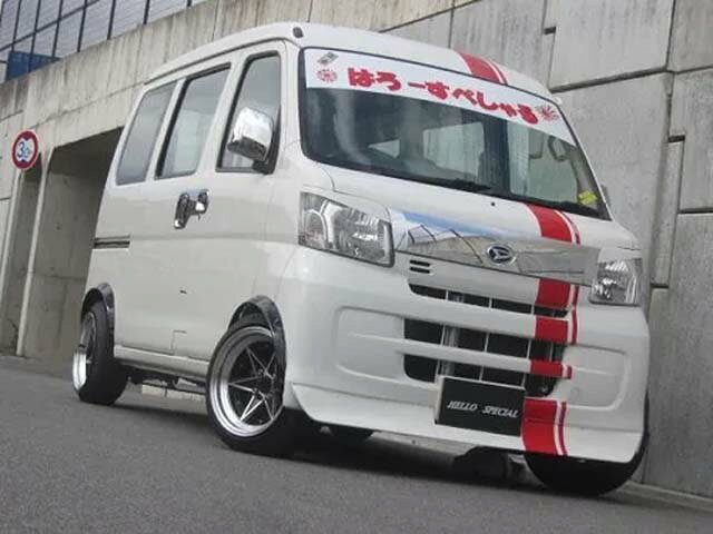 【メーカー名】 　はろーすぺしゃる 　 【適合車種】 　ダイハツ　ハイゼットカーゴ 【年式】 　2008年～2017年10月（後期） 【型式】 　S321V　S331V 　 【付属品】 　取り付け用ビス 　 【塗装】 　FRP・未塗装・白ゲルコート仕上げ 　 　軽トラをかっこよく！見た目バッチシのヤンチャちっくカスタムを！ 　 【商品詳細/オプション】 　ビス留めにて装着致します。 取り付けは仮合わせ後、下地処理後塗装して装着ください。 　 　～オプションパーツ(税抜価格)～ 　※‐ 　※オプションパーツは付属いたしません。ご購入の場合はご要望欄にご入力お願い致します。 　 　 【注意事項】 　‐ ※商品到着後は必ず仮合わせをお願い致します。 ※車種・型式・年式・グレードのご確認お願いします。 ※画像はメーカーから提供されております共通のイメージ画像となります。 ※商品画像はオプションパーツ装着のデモカーを使用しております。 【納期について】 　受注生産につき3週間前後 ※納期はメーカーの在庫や生産状況によって変動致します 適合確認はお済みでしょうか？ ご購入前に、車種・型式・グレードをお知らせ頂けましたら、適合するかどうか確認致します。 ※商品詳細にご不明な点が御座いましたらお問い合わせ下さい。