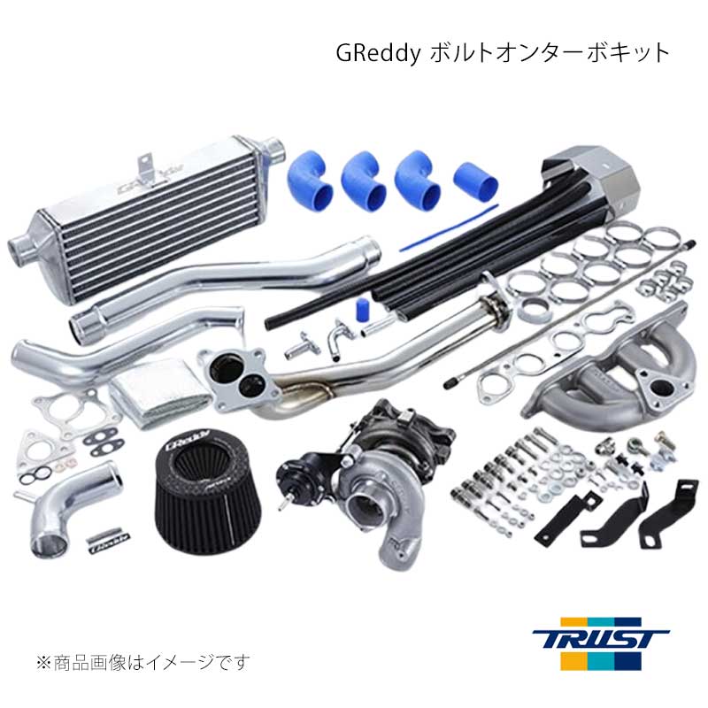 ■商品コード11590415 ■メーカーTRUST/トラスト ■商品名GReddy ボルトオンターボキット キャタライザーレス ■自動車メーカースズキ ■車種ジムニーノマド ■型式3BA-JC74W ■年式2025(令和7)年4月〜 ■エンジン型式K15B ■グレードAT車 ■車種備考※2026年1月発売の2型以降は未確認 ■商品説明◆K15B型エンジンにベストマッチなTF035タービンをセットアップしたボルトオンターボキット。◆ノーマルエンジンから装着可能とし、全域でのパワー＆トルクアップを実現。仕様◆タービンTF035 14GK 6平方センチメートル◆SUS ロストワックスEXマニホールド◆SUS 50Φ Fパイプ◆インタークーラーTYPE41(フロントグリル内)◆AIRINX Sサイズ◆コンプレッションチューブアルミ50Φ-60Φ◆サクションチューブアルミ50Φ◆その他ショートパーツ一式注意事項◆低粘度オイル使用不可(0W-16/0W-20) SAE粘度5W-30推奨◆純正オイルパンに穴あけ加工が必要(純正オイルパンカバーの同時装着不可)◆純正ウォッシャータンク取り付け不可◆スパークプラグは熱価8番相当への交換が必要◆純正キャタライザー装着不可 ※ECU書き換えが必要です。 ■その他製品情報※ECU書き換えが必要です。※ターボキット装着後は油温管理が必須となります。使用状況に応じて油温計、 オイルクーラーの装着を推奨します。 ■納期メーカー取り寄せ品の為、通常即日〜4営業日以内に発送致します。 ■ご注文時注意事項 ※ ご注文前に必ずご確認下さい お急ぎの場合はご購入前に納期確認をお願い致します。 納期について ＊メーカー在庫が欠品の場合、改めて納期をご連絡致します。 ＊メーカーにて予告無く廃盤、仕様変更になっている場合があります。 返品・キャンセルに関して ＊お客様都合による返品・キャンセル・商品の変更は一切お受けしておりません。 ＊在庫・納期・適合未確認でご購入された商品のキャンセルは一切お受けしておりません。 ＊代引きで納期が半年以上の商品をご注文の場合はキャンセルさせていただきます。別の決済方法でご注文下さい。 メーカー希望小売価格はメーカーサイトに基づいて掲載しています。