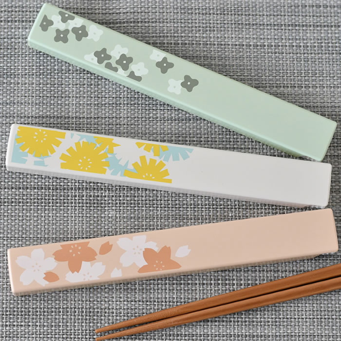 商品名 うららか 箸＆ケース 商品詳細 サイズ ケース：約 W19×D2.7×H1.3cm 箸全長：約 W18cm 重量 約43g 素材 ABS樹脂、ポリプロピレン、天然木 仕様 箸先滑り止め加工 原産国 日本 備考 ※箸のみ家庭用食器洗い...